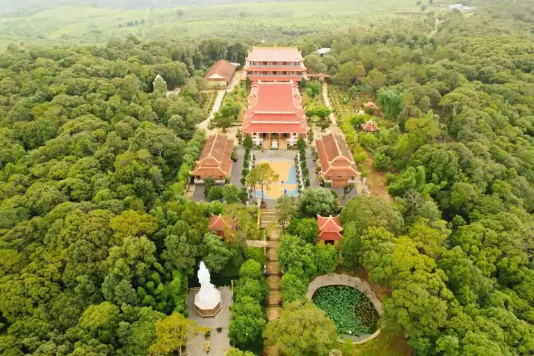 CHÙA KHÁNH LÂM MĂNG ĐEN – KIẾN TRÚC ĐỘC ĐÁO VÀ KHÔNG GIAN TÂM LINH GIỮA ĐẠI NGÀN 1 checkin chùa khánh lâm măng đen