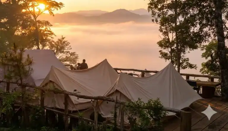 lều chữ A và lều mông cổ với làn mây sát mặt thung lũng thích hợp để săn mây tại camping kon tu ma