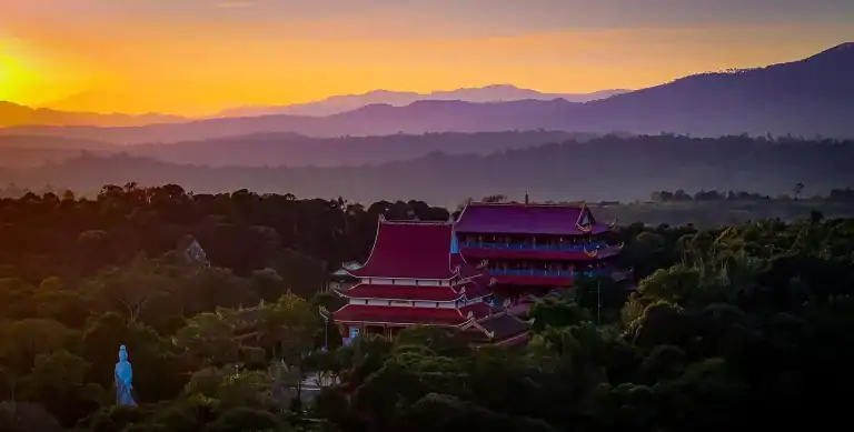 CHÙA KHÁNH LÂM MĂNG ĐEN – KIẾN TRÚC ĐỘC ĐÁO VÀ KHÔNG GIAN TÂM LINH GIỮA ĐẠI NGÀN 5 Chùa Khánh Lâm Măng Đen nhìn từ trên cao