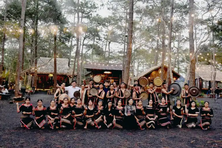 VĂN HÓA CỒNG CHIÊNG MĂNG ĐEN – THANH ÂM LINH THIÊNG GIỮA ĐẠI NGÀN 4 Văn hóa cồng chiêng Măng Đen