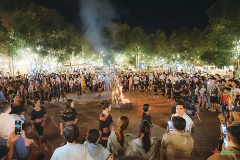 Chợ phiên Măng Đen đón khách