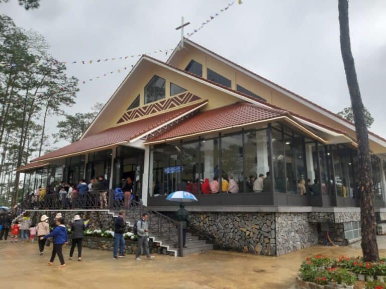 DANH SÁCH 20 ĐIỂM VUI CHƠI TẠI MĂNG ĐEN - REVIEW MĂNG ĐEN 1 Toàn cảnh Trung tâm Hành hương Đức Mẹ Măng Đen giữa rừng thông xanh mát, điểm vui chơi Măng Đen tâm linh nổi tiếng nhất