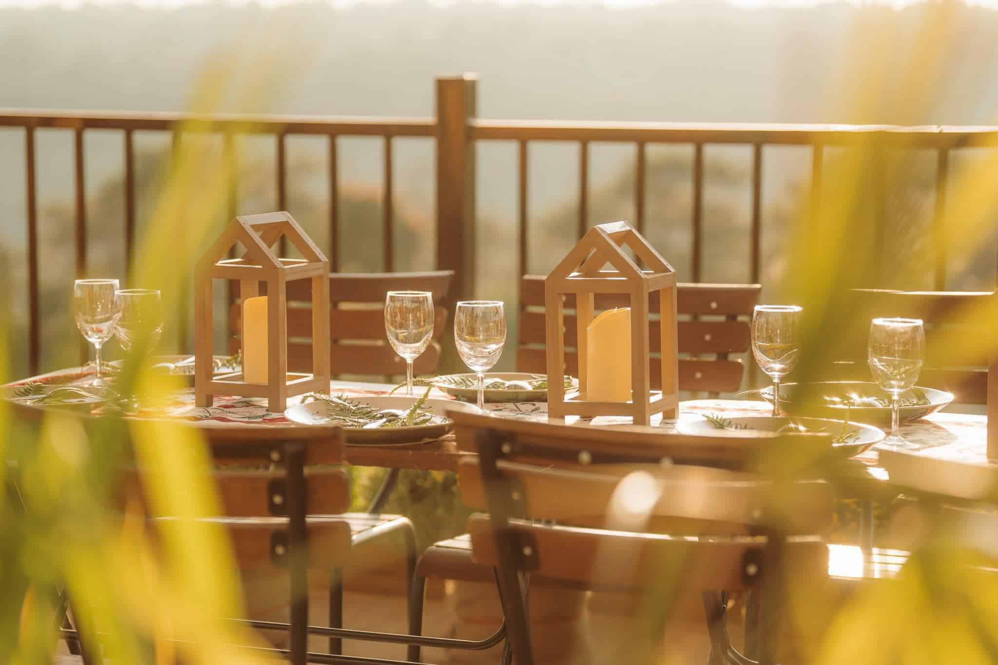 homestay Măng Đen bộ ly, nến trang trí bàn ăn ở ban công view rừng Cozy House Homestay