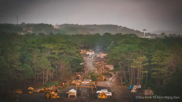 CHỢ ĐÊM MĂNG ĐEN (MĂNG ĐEN NIGHT) – SỨC SỐNG KINH TẾ ĐÊM GIỮA RỪNG THÔNG 12 Chợ đêm Măng Đen cổng chào