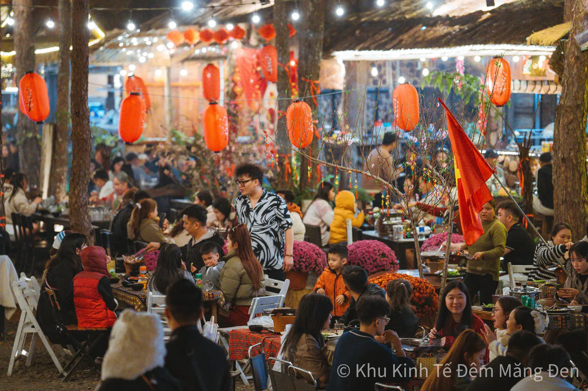 Chợ đêm Măng Đen đông khách