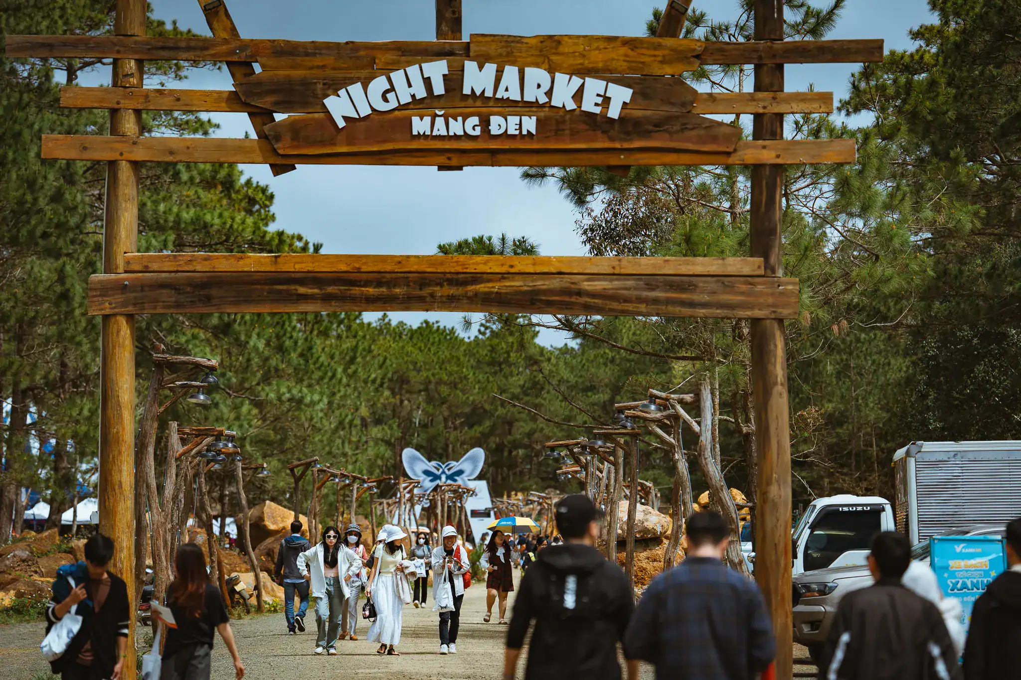 Chợ đêm Măng Đen ở khu cổng vào