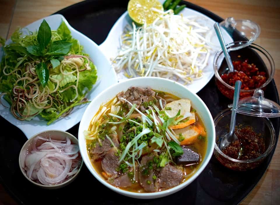 ăn sáng Măng Đen bún bò măng đen