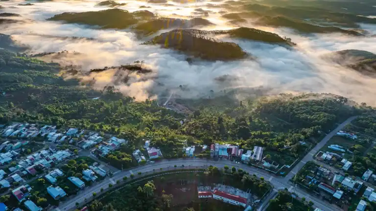 DU LỊCH MĂNG ĐEN TĂNG TRƯỞNG MẠNH & BẢO VỆ VẺ HOANG SƠ – ĐỊNH HƯỚNG PHÁT TRIỂN BỀN VỮNG 2 du lịch Măng Đen thị trấn