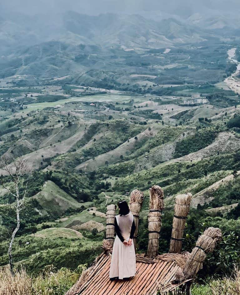 DANH SÁCH 20 ĐIỂM VUI CHƠI TẠI MĂNG ĐEN - REVIEW MĂNG ĐEN 12 Tầm nhìn từ điểm săn mây view cũ đèo Măng Đen nhìn xuống thung lũng Kon Rẫy với biển mây trắng và núi rừng trải dài