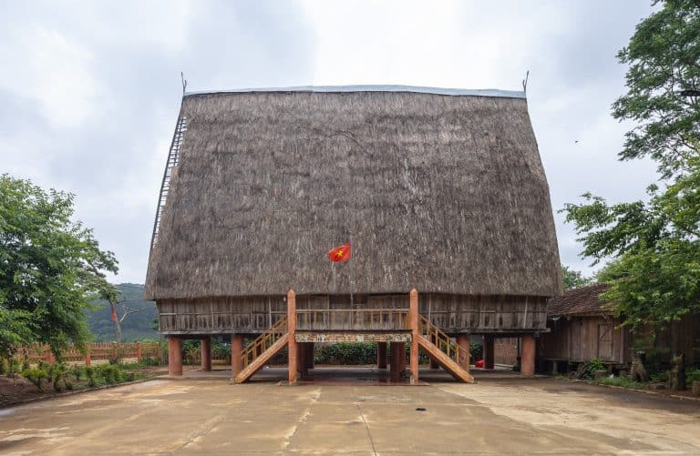 DANH SÁCH 20 ĐIỂM VUI CHƠI TẠI MĂNG ĐEN - REVIEW MĂNG ĐEN 15 Nhà rông Kon Pring Măng Đen với mái cao đặc trưng kiến trúc truyền thống người M'Nâm Tây Nguyên, không gian thoáng rộng xung quanh