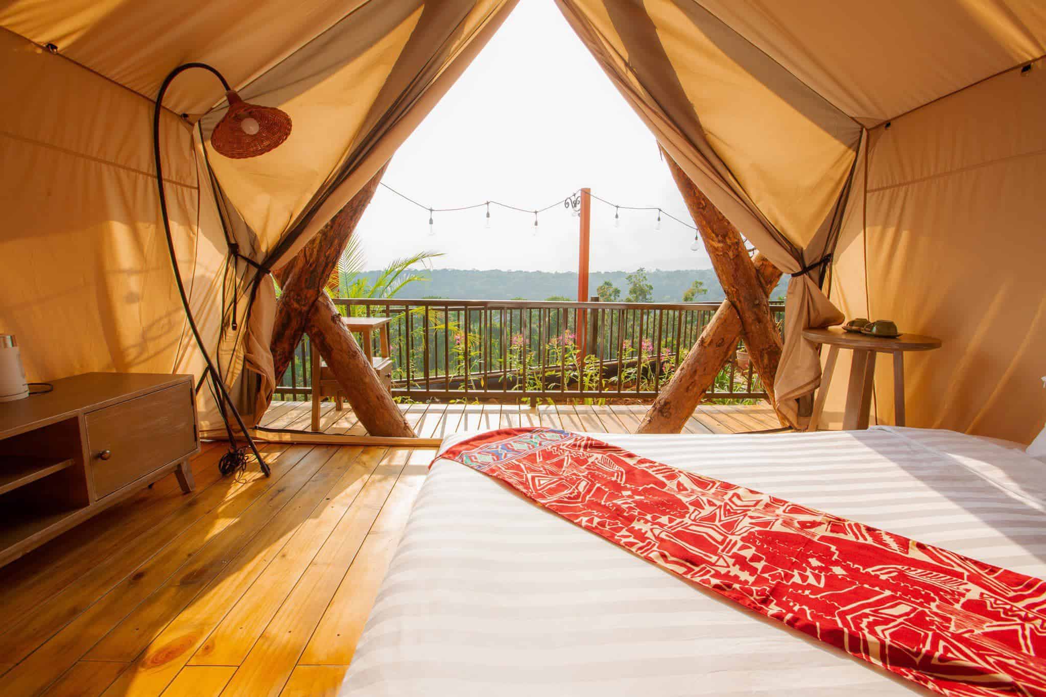 homestay Măng Đen phòng ngủ dạng lều tại sân thượng ngắm view rừng Cozy House Homestay