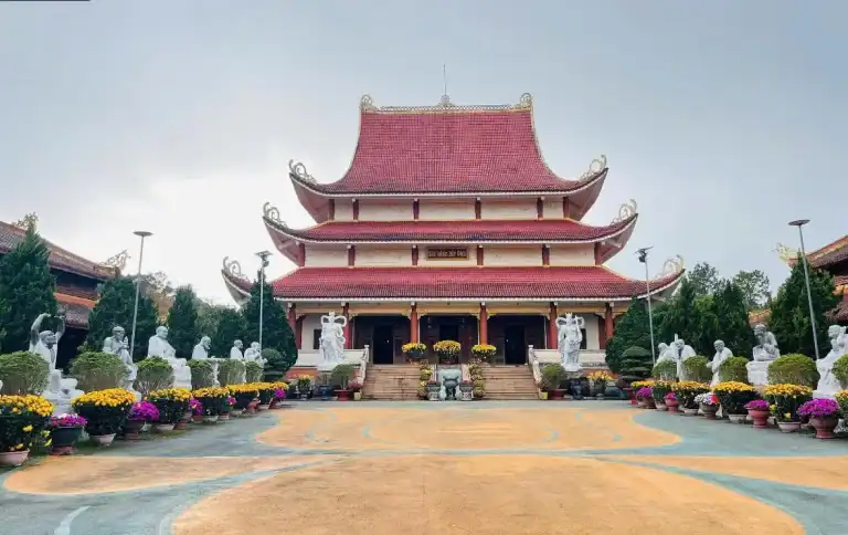 QUÁ TRÌNH THAY ĐỔI TƯỢNG LA HÁN TẠI CHÙA KHÁNH LÂM MĂNG ĐEN 3 chùa khánh lâm măng đen sân chính và tượng đá la hán