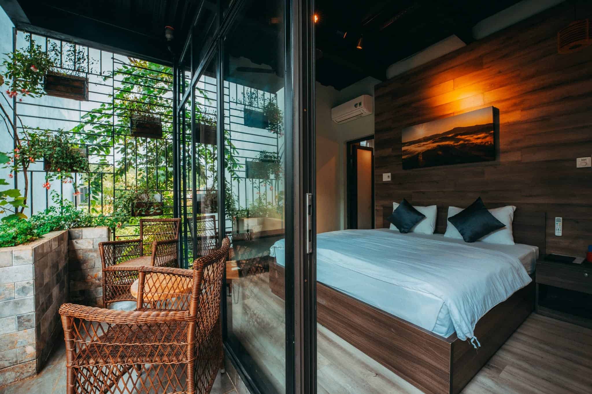 dich vu mang den phòng ngủ sang trọng nhìn qua cửa kính Bạch Dương Hotel