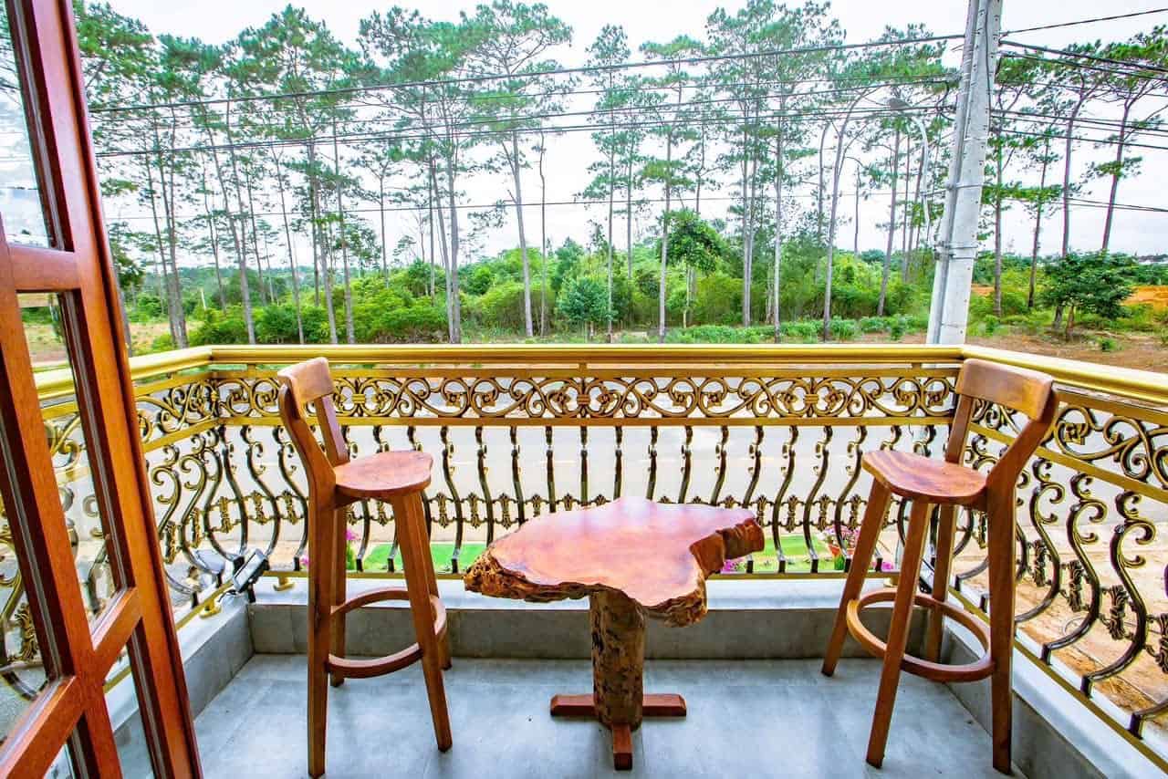 dich vu mang den bộ bàn ghế ở ban công ngắm ra đường ở săn mây farmstay