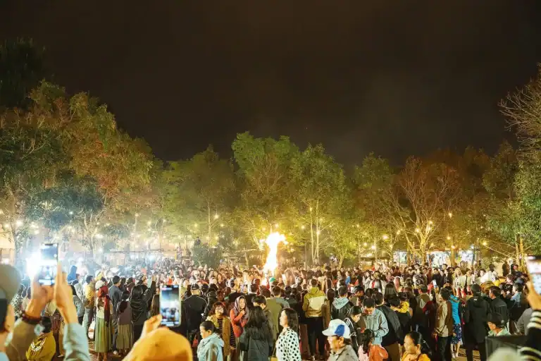 CHỢ PHIÊN MĂNG ĐEN – ĐIỂM HẸN CUỐI TUẦN GIỮA RỪNG THÔNG KON PLÔNG 20 Chợ phiên Măng Đen lửa trại