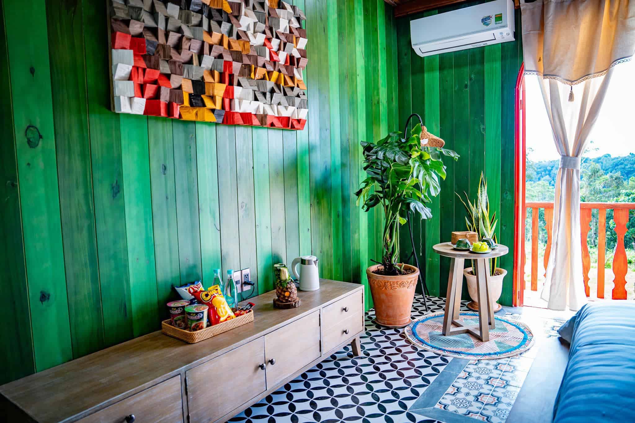 homestay Măng Đen vách tivi trang trí màu sắc rực rỡ, phòng ngủ có điều hòa 2 chiều, có view rừng Cozy House Homestay