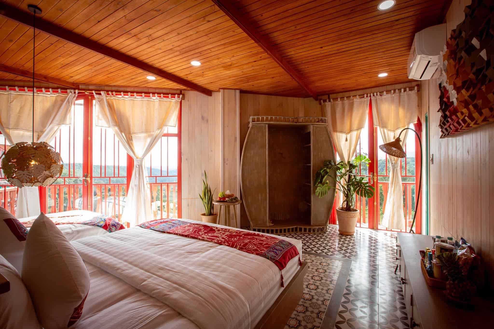 homestay Măng Đen phòng ngủ nhiều màu sắc view rừng Cozy House Homestay