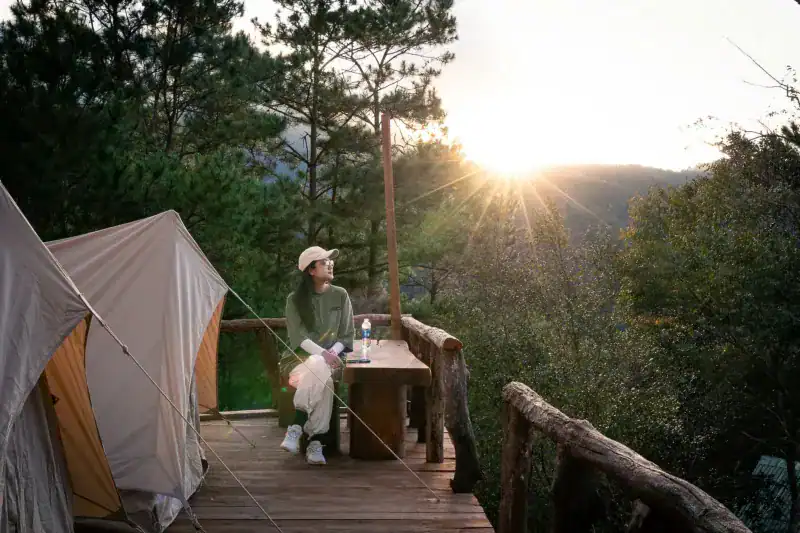 cô gái ngồi cạnh lều mông cổ đón hoàng tôn tại camping kon tu ma