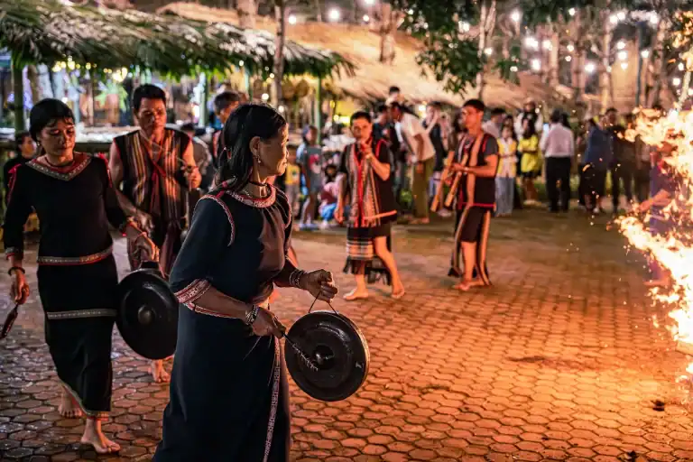 du lịch cộng đồng Măng Đen lửa trại