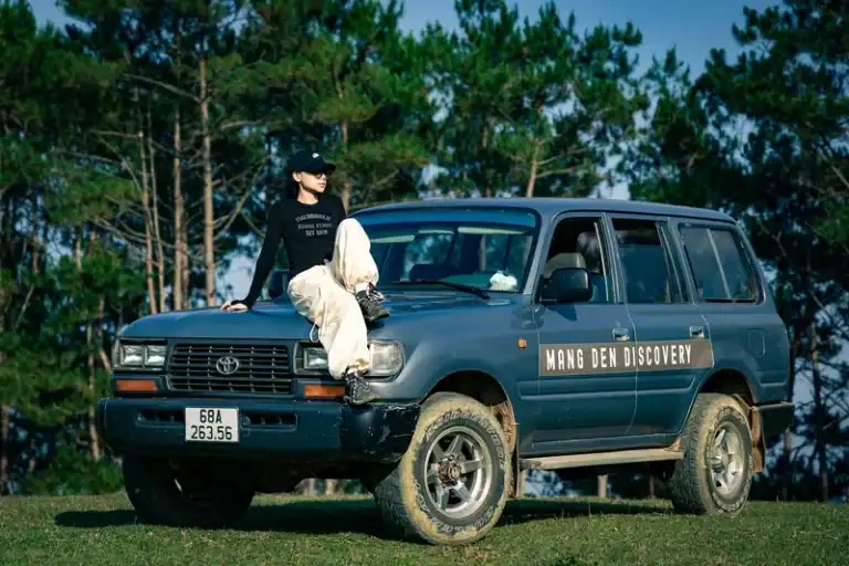 liên hệ dịch vụ cô gái ngồi trên xe