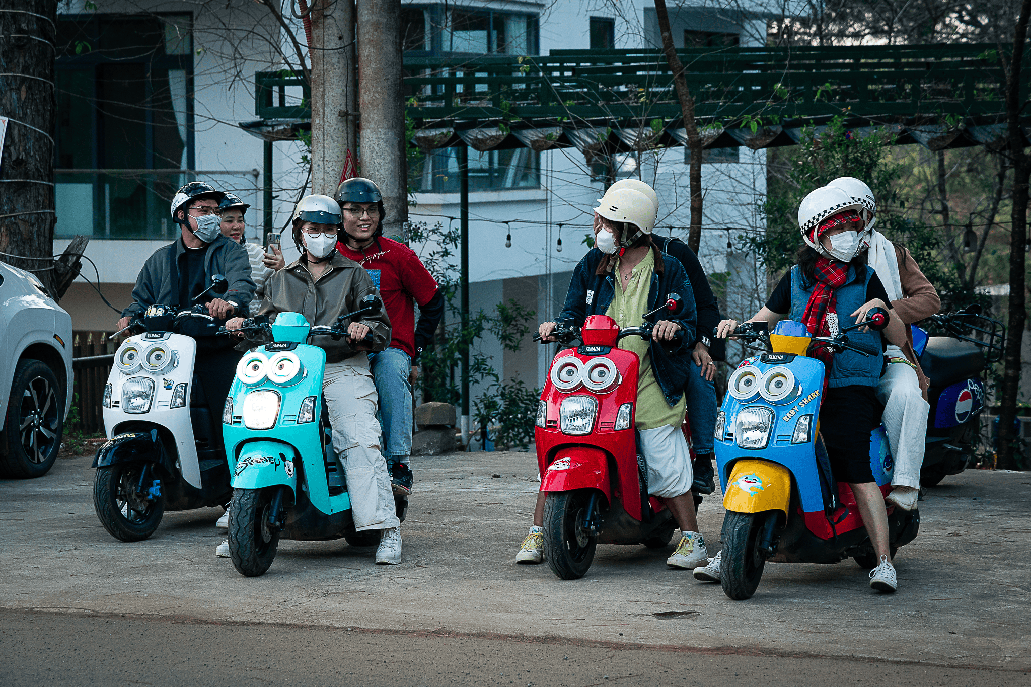 Thuê Xe 1 các bạn trẻ sử dụng dich-vu-thue-xe-mang-den để thuê xe máy tự túc di chuyển chuyến du lịch tại Măng Đen trong niềm vui, mọi người đùa giỡn, hạnh phúc