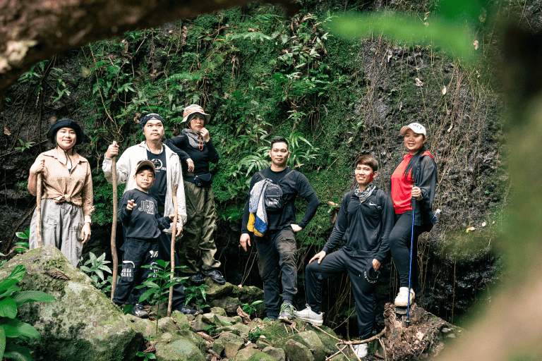 DANH SÁCH 20 ĐIỂM VUI CHƠI TẠI MĂNG ĐEN - REVIEW MĂNG ĐEN 11 Du khách trekking qua rừng nguyên sinh Kon Tu Ma Măng Đen, cây cổ thụ xanh mướt và ánh nắng xuyên qua tán lá, điểm vui chơi Măng Đen dành cho người yêu thiên nhiên