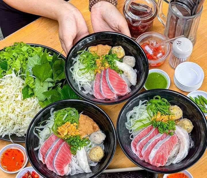 ăn sáng Măng Đen bún cá ngừ măng đen