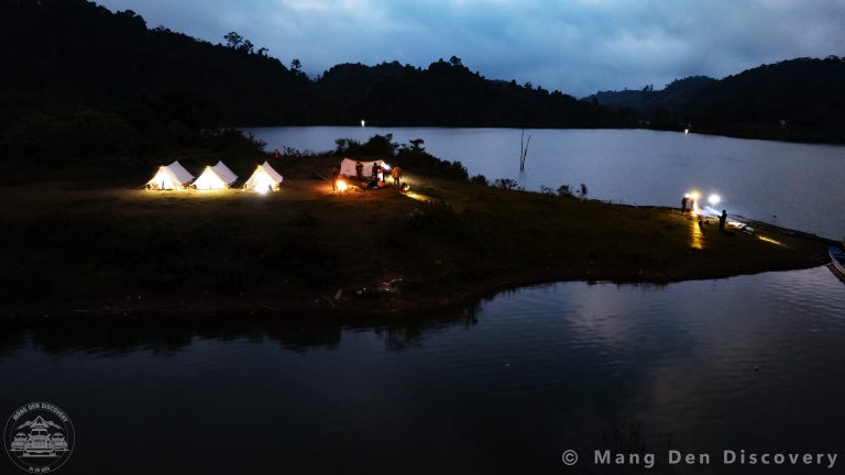 DANH SÁCH 20 ĐIỂM VUI CHƠI TẠI MĂNG ĐEN - REVIEW MĂNG ĐEN 17 Toàn cảnh Hồ Thủy điện Thượng Kon Tum nhìn từ trên cao, mặt nước xanh rộng bao quanh rừng thông và đồi cỏ nguyên sinh