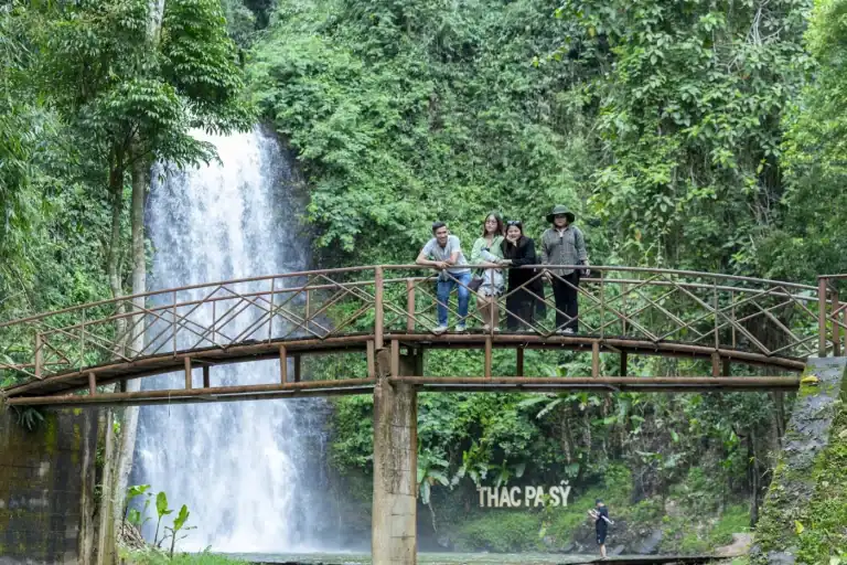THÁC PA SỸ MĂNG ĐEN – DÒNG THÁC GIỮA RỪNG GIÀ KON PLÔNG 4 Du khách tham quan và chụp ảnh tại thác Pa Sỹ Măng Đen