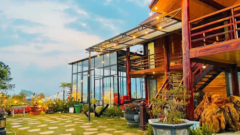 homestay Măng Đen toàn cảnh sân vườn và homestay trang trí đèn ở săn mây homestay and coffee