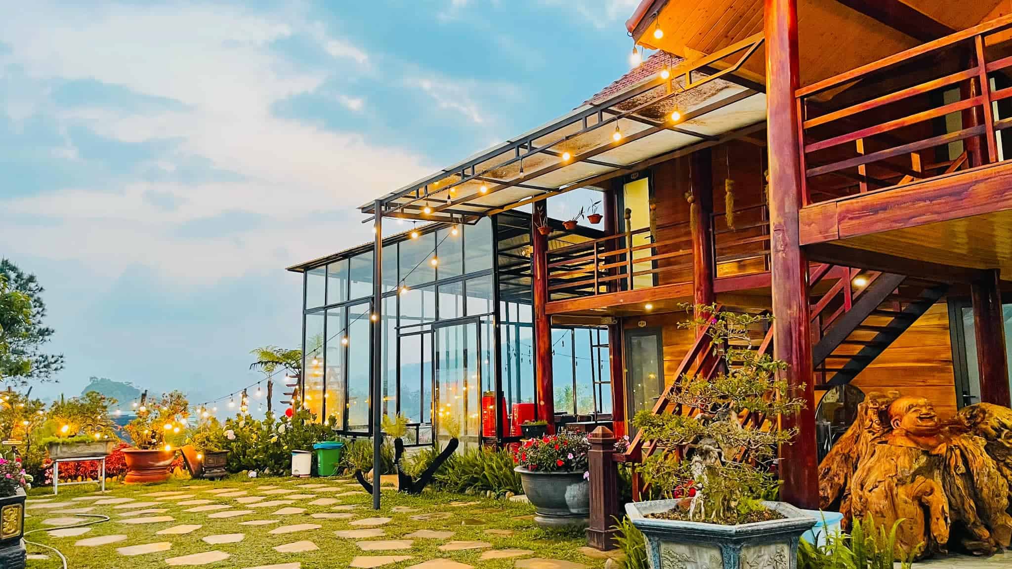 homestay Măng Đen toàn cảnh sân vườn và homestay trang trí đèn ở săn mây homestay and coffee