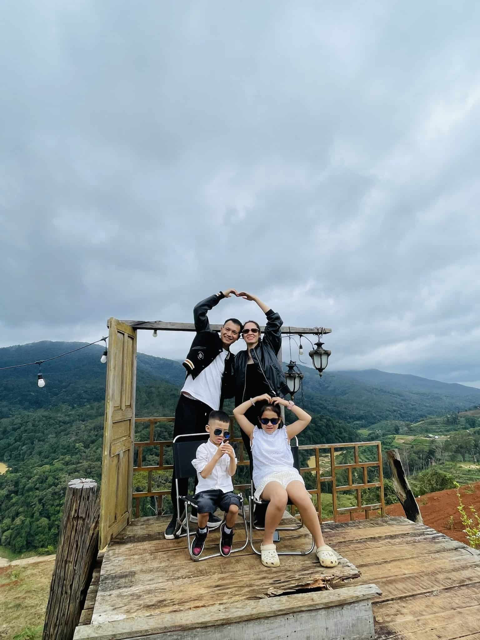 homestay Măng Đen cả gia đỉnh chụp ảnh bên ban công ngắm rừng và săn mây ở săn mây homestay and coffee