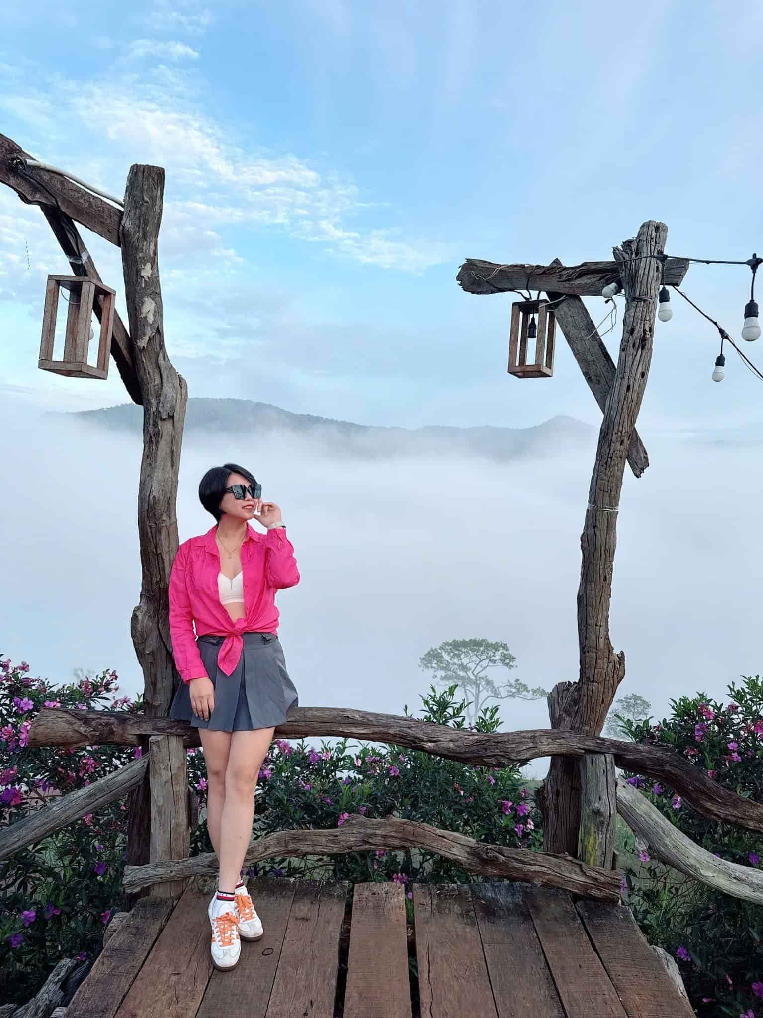 homestay Măng Đen góc checkin cho khách có trang trí cột gỗ và săn mây ở săn mây homestay and coffee