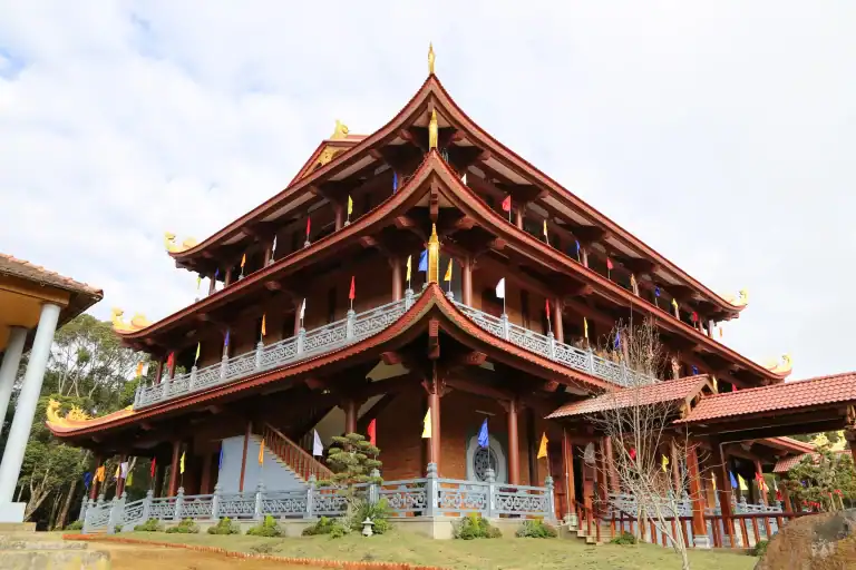 CHÙA KHÁNH LÂM MĂNG ĐEN – KIẾN TRÚC ĐỘC ĐÁO VÀ KHÔNG GIAN TÂM LINH GIỮA ĐẠI NGÀN 4 Không gian yên tĩnh quanh Chùa Khánh Lâm Măng Đen