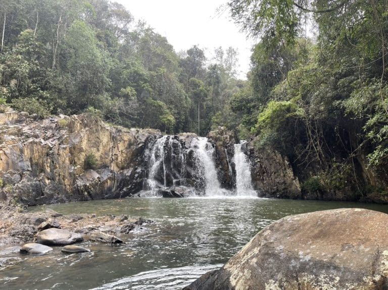 DANH SÁCH 20 ĐIỂM VUI CHƠI TẠI MĂNG ĐEN - REVIEW MĂNG ĐEN 20 Thác Lô Pa Măng Đen đổ qua các tảng đá lớn giữa rừng già xanh rậm, vách đá phủ rêu và suối nhỏ tạo cảnh hoang sơ tĩnh lặng