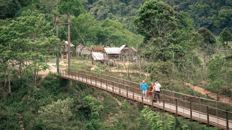 DANH SÁCH 20 ĐIỂM VUI CHƠI TẠI MĂNG ĐEN - REVIEW MĂNG ĐEN 8 Cầu treo Kon Tu Rằng Măng Đen bắc qua suối giữa rừng thông xanh, điểm vui chơi Măng Đen gần làng bản người Xơ Đăng