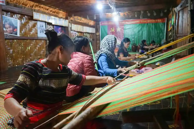 NGHỀ DỆT TRUYỀN THỐNG MĂNG ĐEN – HỒN THIÊNG TRONG TỪNG TẤM THỔ CẨM 3 tham quan nghề dệt truyền thống Măng Đen