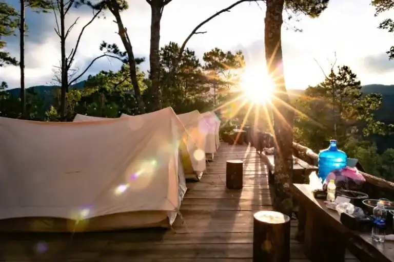 khu vực lều mông cổ và lều chữ A trong ánh nắng hoàng hôn tại camping kon tu ma
