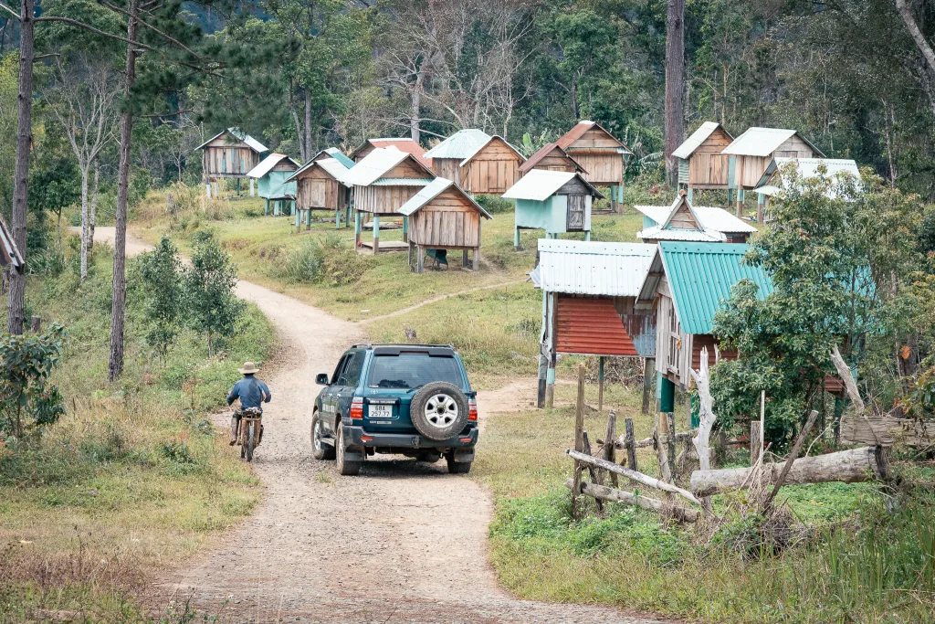 Xe tour đi s&acirc;u v&agrave;o Kon Tu Ma trong tour trekking Măng Đen