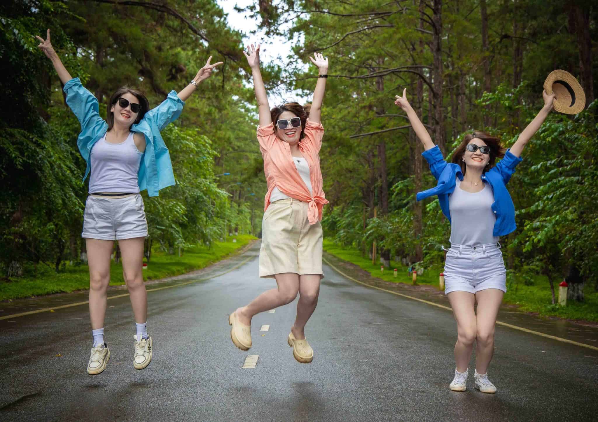 tour 2n1d măng đen các cô gái nhảy lên vui vẻ giữa đường thông