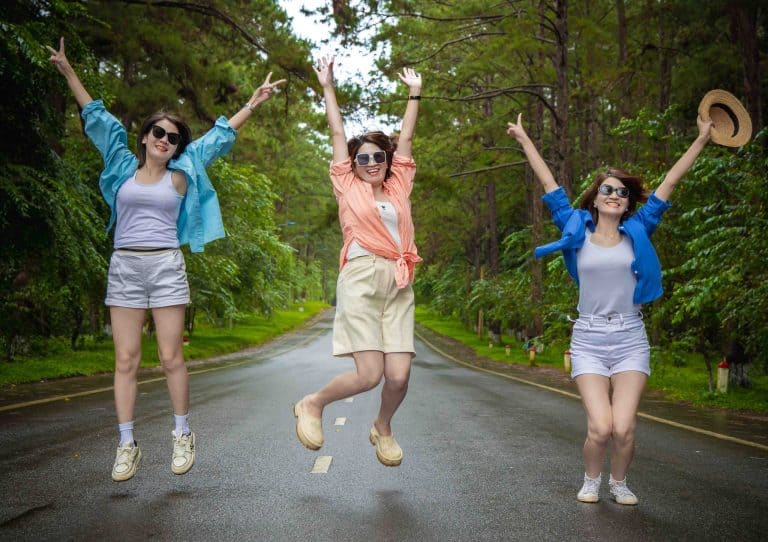 tour 3n2d các cô gái nhảy lên vui vẻ giữa đường thông