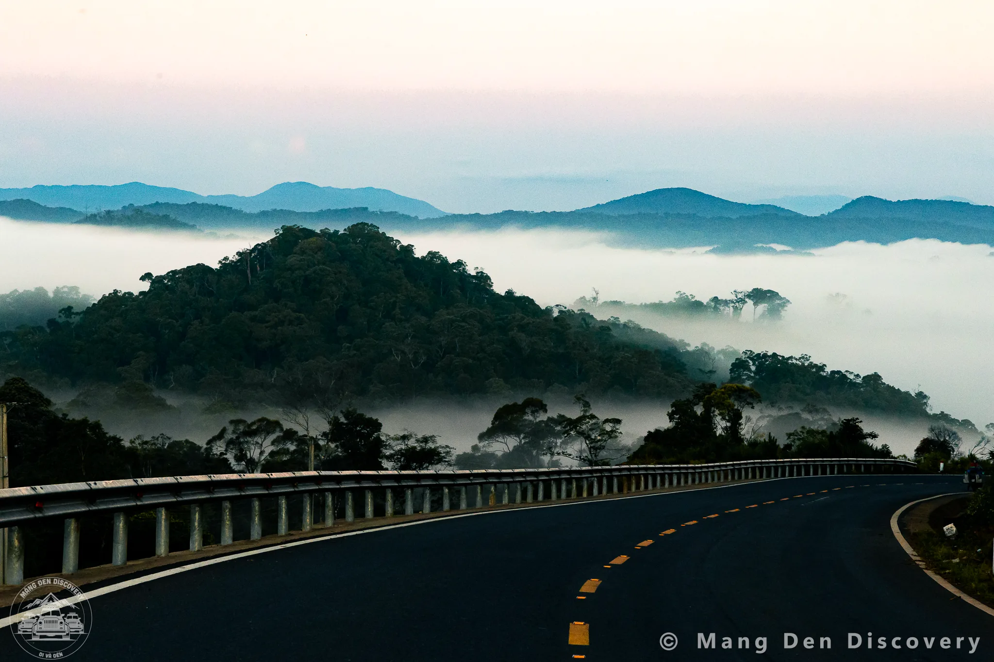 tour 1n1d măng đen đoàn khách trong hành trình trekking camping kon tu ma