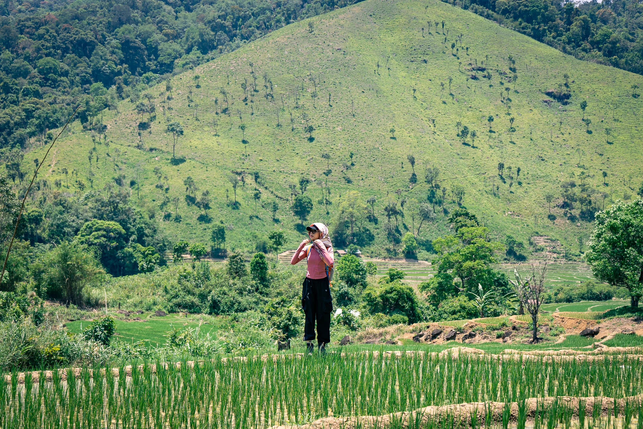 cô gái chụp ảnh trên ruộng bậc thang phía sau là núi ngọc lễ trong làng kon tu ma
