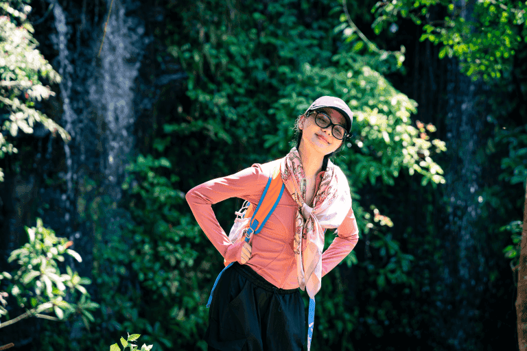 tour 3n2d cô gái xinh đẹp tạo dáng bên trước thác nước trong làng kon tu ma