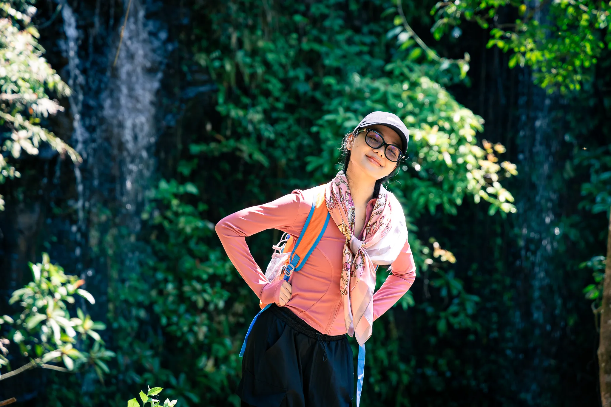 cô gái tạo dáng trước thác nước trong làng kon tu ma