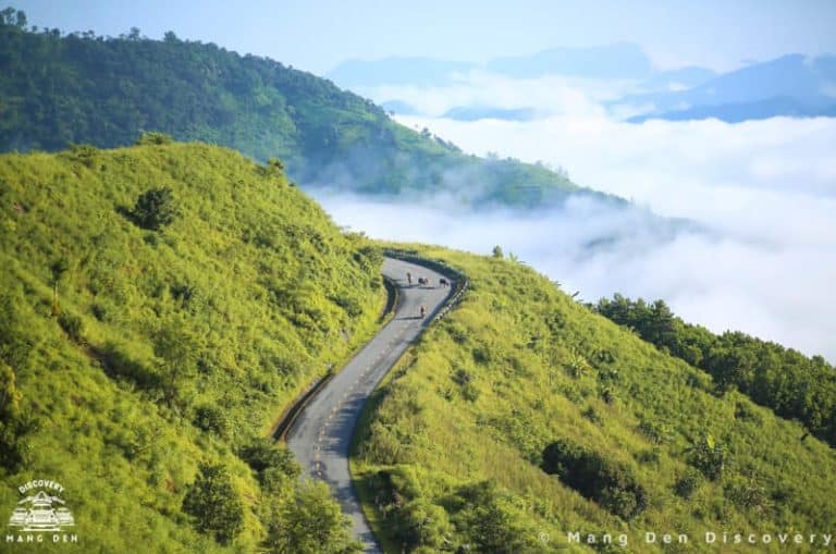 DANH SÁCH 20 ĐIỂM VUI CHƠI TẠI MĂNG ĐEN - REVIEW MĂNG ĐEN 19 Cảnh sương mù buổi sáng trên Đèo Vi Ô Lak Măng Đen với thung lũng phủ mây bên dưới và núi rừng Kon Plông hùng vĩ xa xa