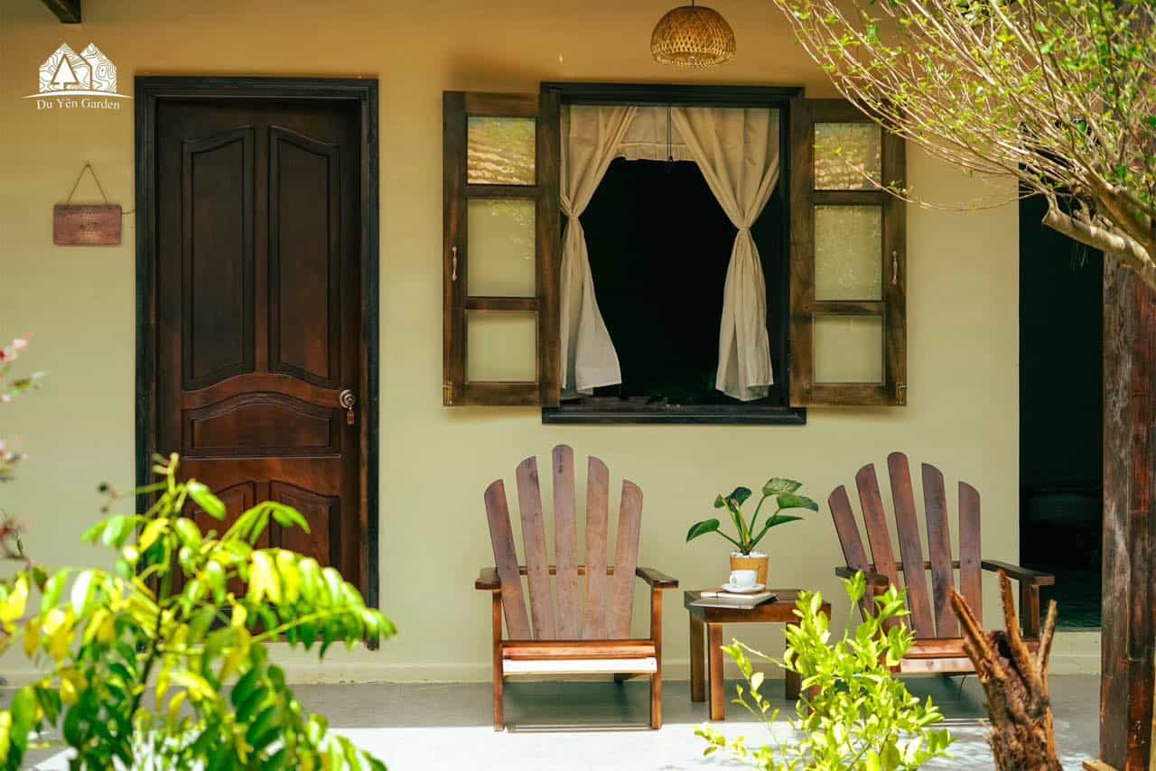 homestay Măng Đen bộ bàn trà trước phòng ngủ ngắm ra vườn Du Yên homestay