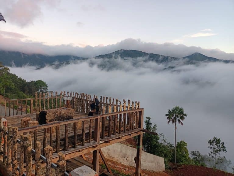 homestay măng đen góc chụp ngang ban công view núi rừng săn mây ở thiên hương homestay