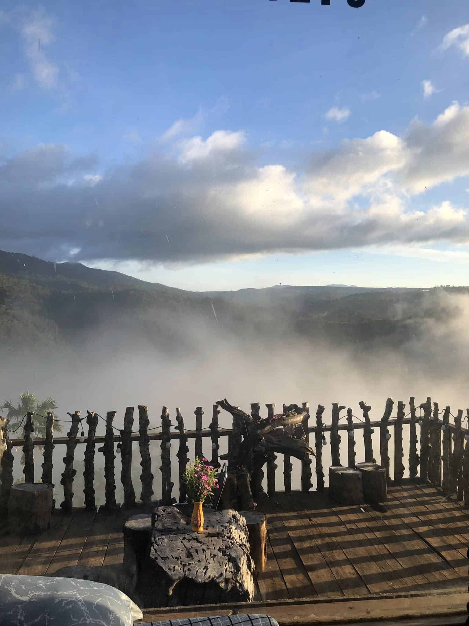 homestay măng đen view ban công với bộ bàn ghế uống trà ngắm mây, núi, rừng thiên hương homestay