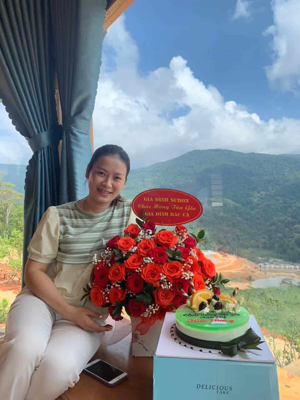 homestay măng đen khách nhận hoa, quà, bánh chụp bên cửa kính ngắm núi rừng hồ mây thiên hương homestay